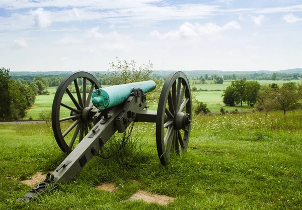 Cannon zittend op de heuveltop — Stockfoto