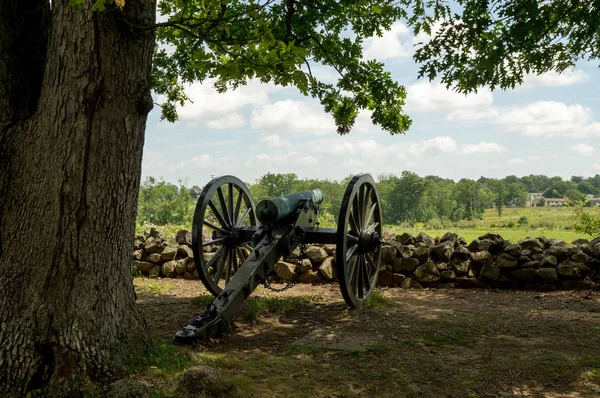Historic Cannon Artillery Pointing over Stone Wall — Stock Photo, Image