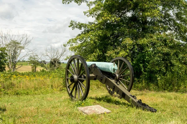 Historic Cannon Artillery overlooking Small Valley — Stock Photo, Image