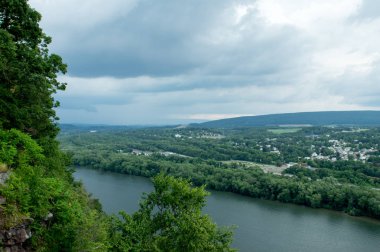Bir küçük kasaba görünümünü Hillside