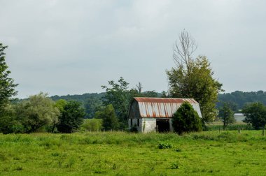 Paslı çatı ile eski ahır