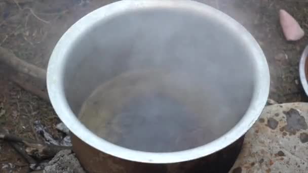 Waterkoker Koken Boven Het Kampvuur — Stockvideo