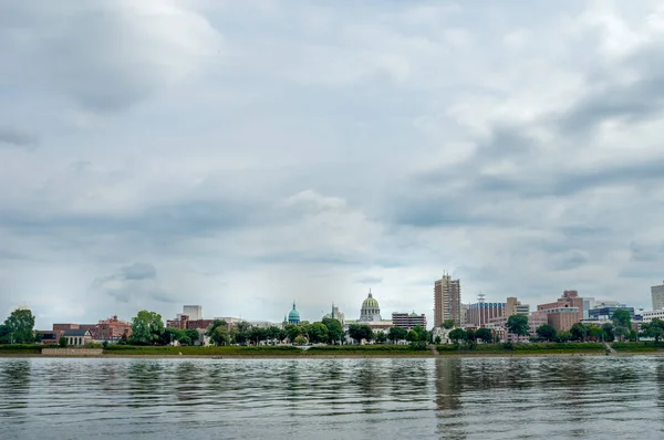 Harrisburg desde el otro lado del río Susquehanna — Foto de Stock