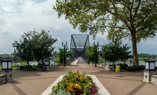 公共公園と歩いて橋 — ストック写真