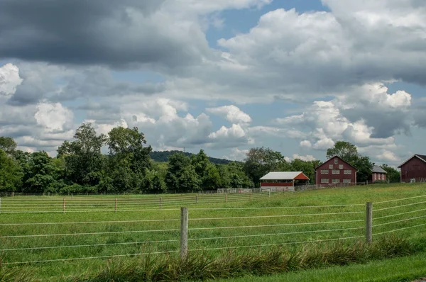 牧草地とファーム — ストック写真