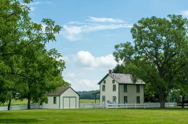 Granja en el campo — Foto de Stock