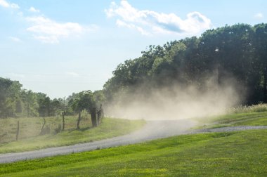 Kırsal kesimde tozlu toprak yol