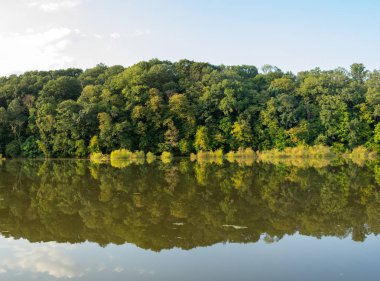 Göl göl banka yansıması