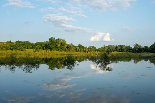 Göl göl banka yansıması