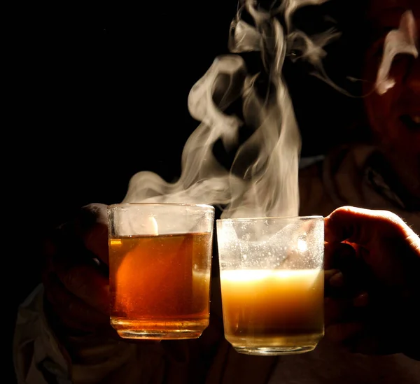 Manos sosteniendo tazas de té — Foto de Stock