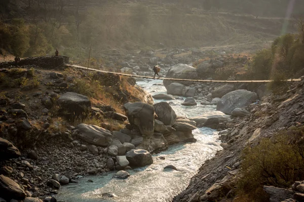 揺れる橋を渡る人 — ストック写真