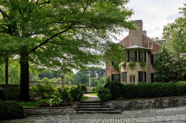 Eski tuğla köşkte güzel Bahçe