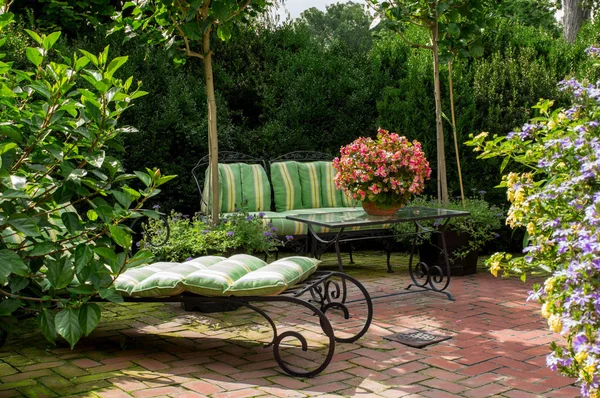 Sedie lounge sul patio — Foto Stock