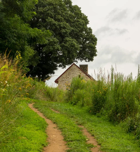 Oude weg en stenen huis — Stockfoto