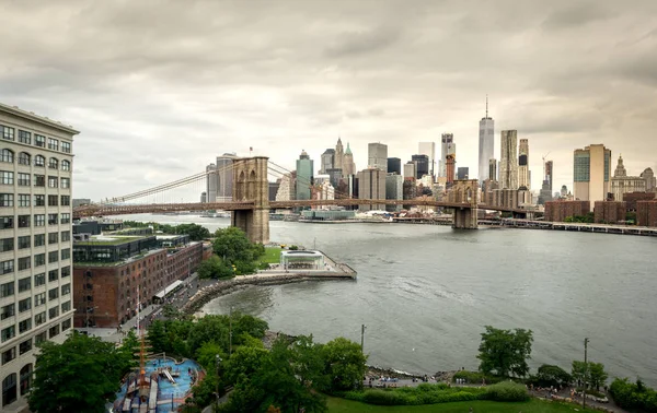 Бруклинский мост и нью-йоркское небо под штормовым небом — стоковое фото