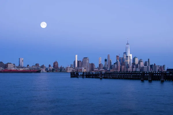 Lua e Cidade Skyline — Fotografia de Stock