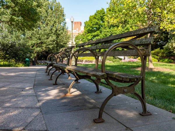 Empty City Park Bench — Stock Photo, Image