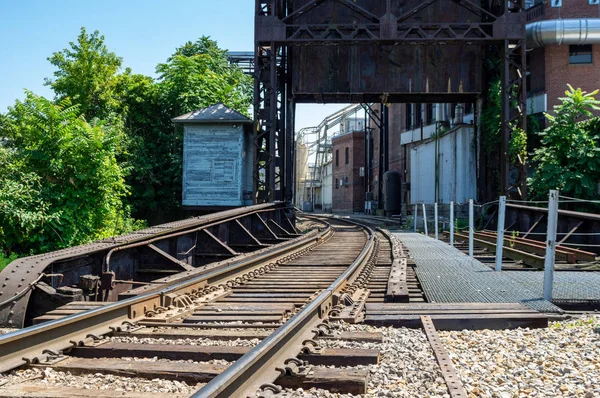 Σιδηροδρομικές ράγες δίπλα στην αποθήκη — Φωτογραφία Αρχείου