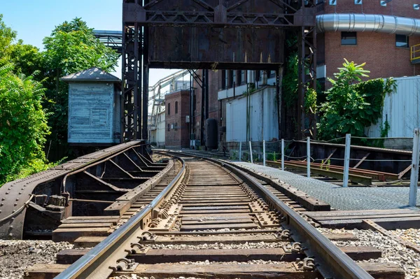 Σιδηροδρομικές ράγες δίπλα στην αποθήκη — Φωτογραφία Αρχείου