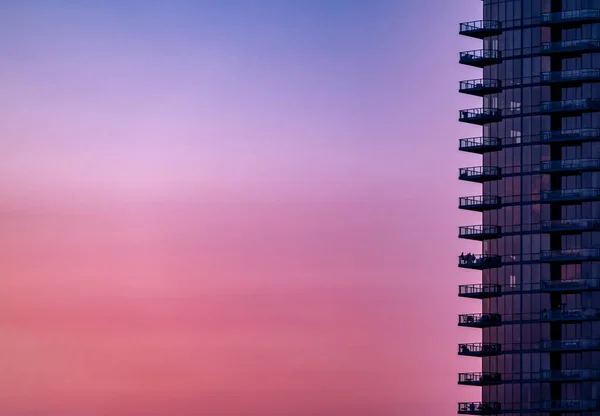 Ηλιοβασίλεμα και ουρανοξύστη — Φωτογραφία Αρχείου