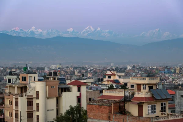 Ιμαλάια Βουνά στο Βραδινό Φως με την πόλη Κατμαντού στο στ — Φωτογραφία Αρχείου