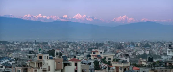 Kathmandu völgyi panoráma a Himalája hegységgel este — Stock Fotó