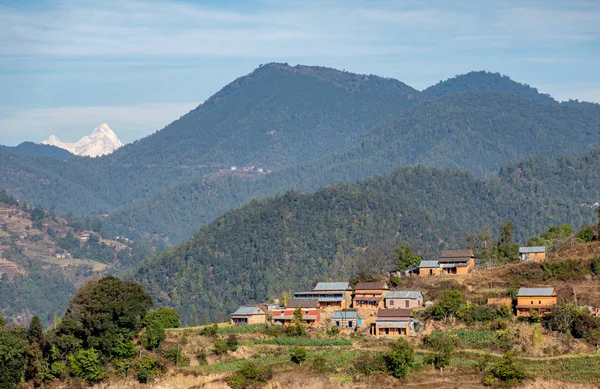 Pueblo de montaña y montañas del Himalaya — Foto de Stock