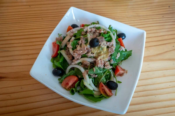 Insalata di tonno in piatto bianco — Foto Stock