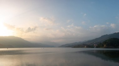 Günbatımında Fewa Gölü