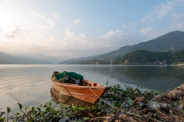 很少湖上的船 — 图库照片