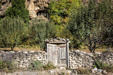 Elma Bahçesinde Taş Çit