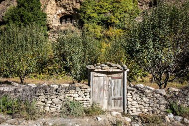 Elma Bahçesinde Taş Çit