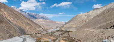 Himalaya Dağları Vadisi 'ndeki kasaba