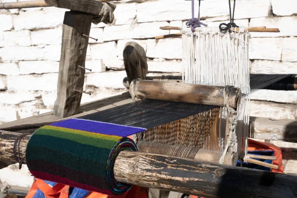 Kolorowe tkaniny na tkackim krosnie — Zdjęcie stockowe