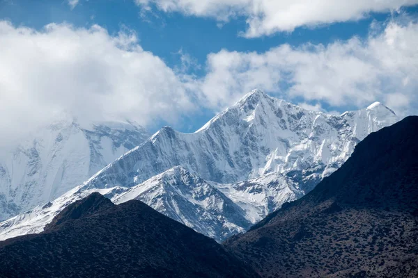 Snötoppar i Himalaya bergskedja — Stockfoto