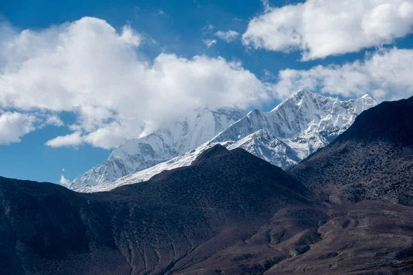 Snötoppar i Himalaya bergskedja — Stockfoto
