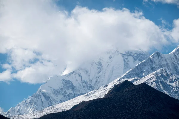 Picos de nieve en la cordillera del Himalaya —  Fotos de Stock