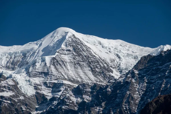 Snötäckt bergstopp i Nepal — Stockfoto