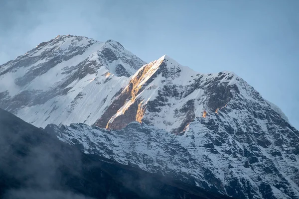 Sol brillando en la cordillera del Himalaya — Foto de Stock