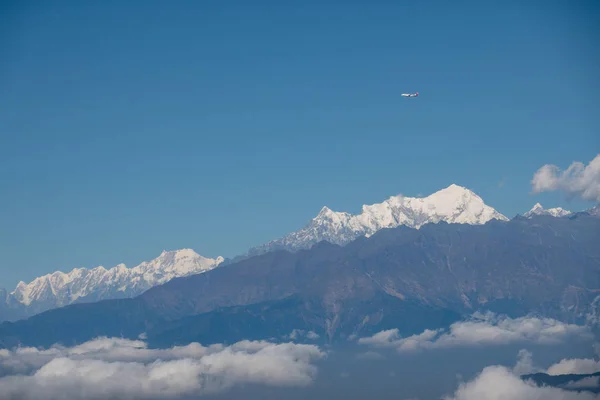 Nepal Airlines vliegt over het Himalaya gebergte — Stockfoto
