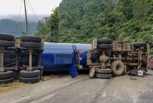 Ανατρεπόμενο φορτηγό που προκαλεί σοβαρό ατύχημα — Φωτογραφία Αρχείου