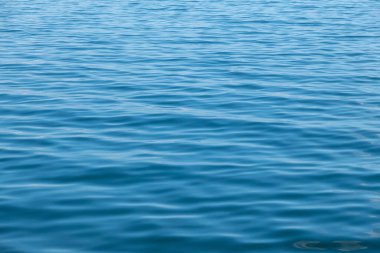 Güzel bir arkaplanda mavi bir su çerçevesi.