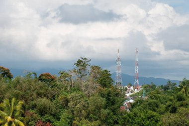 Fırtınalı Gökyüzü Altındaki Ağaçlarla çevrili İki Radyo Kulesi.