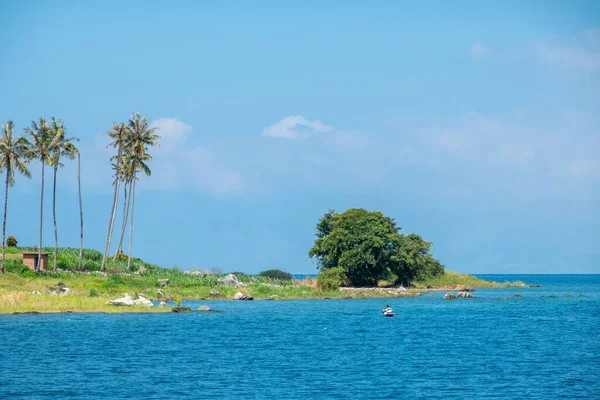 印度尼西亚托巴湖美丽的蓝色热带水域中的一个美丽的绿色岛屿 — 图库照片