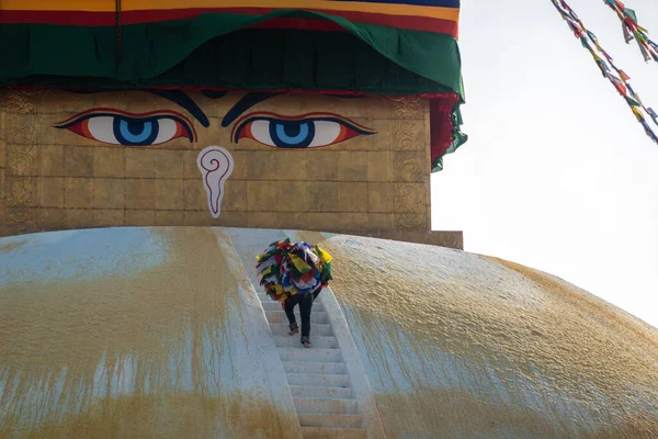 Homme Escalade Visage Stupa Bhouddha Portant Une Charge Drapeaux Prière — Photo