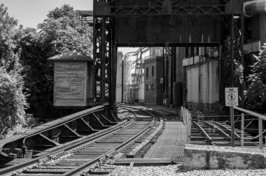 Bazı depo binalarının arka tarafında çalışan bir demiryolu.