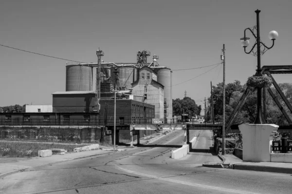 Una Collezione Ascensori Grano Accanto Alcuni Binari Ferroviari — Foto Stock