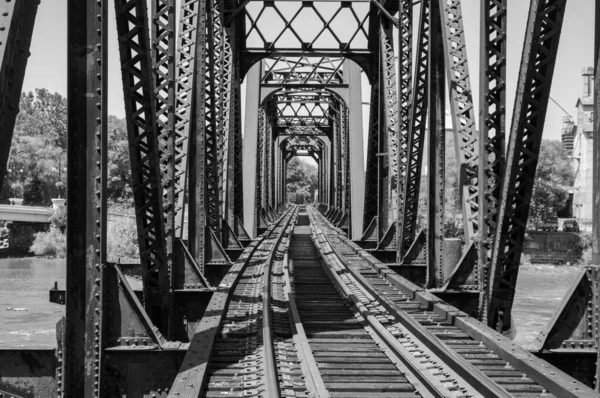 川を渡る鉄構造の鉄道橋 — ストック写真