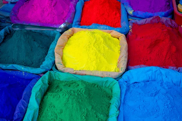 Nepal ve Hindistan 'daki Holi Festivali için çanta dolusu Abir veya Gulal tozu..