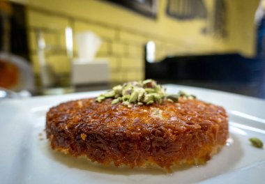 Beyaz Tabakta Orta Doğu Kunafeh Tatlısı.